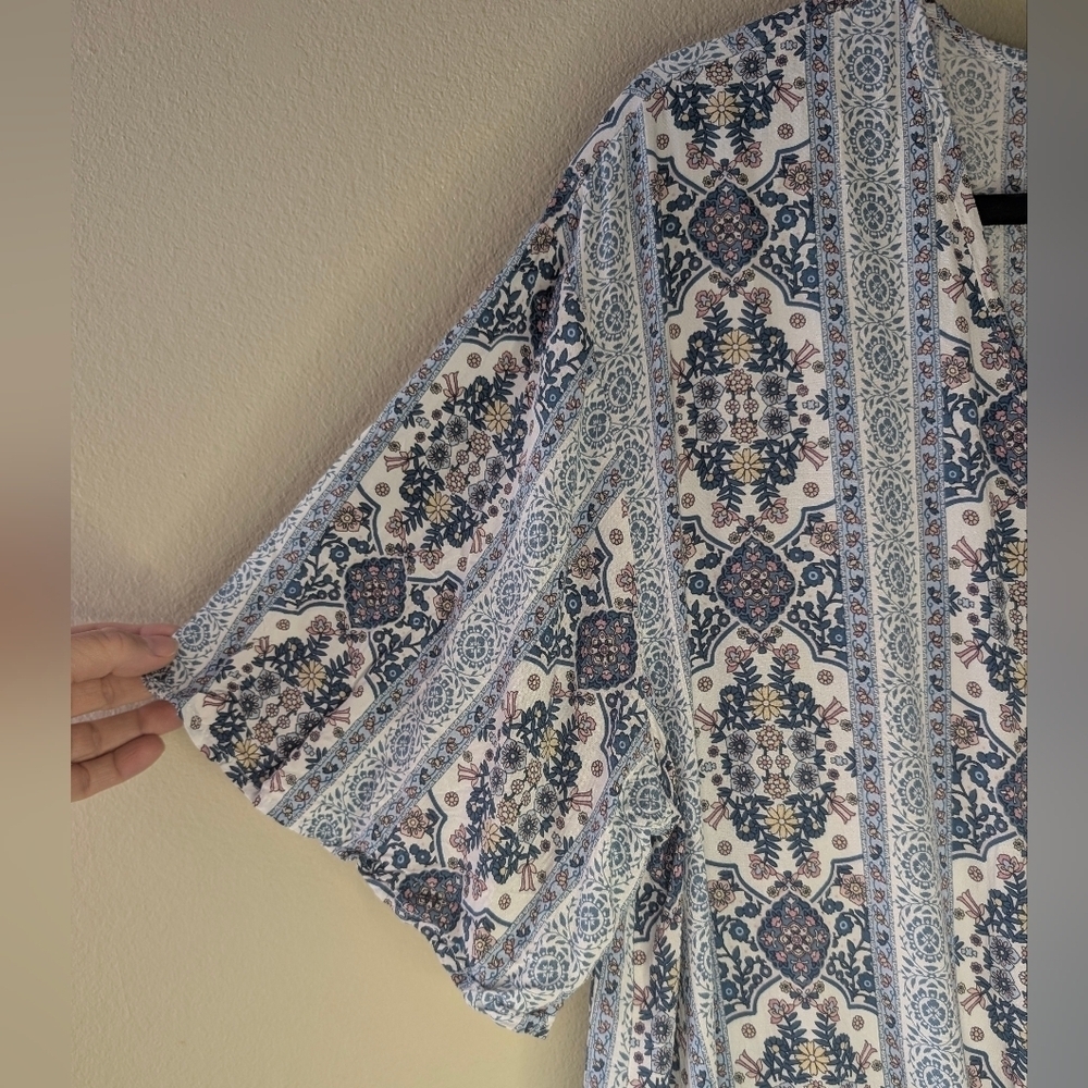 1010- Elegant Blue and White Patterned Women's Blouse Size XXL V-Neck - Picture 5 of 8